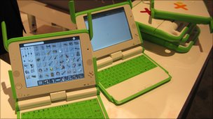 เครื่องคอมพิวเตอร์ OLPC รุ่นใหม่ในแบบ Tablet แสดงในงาน CES2011