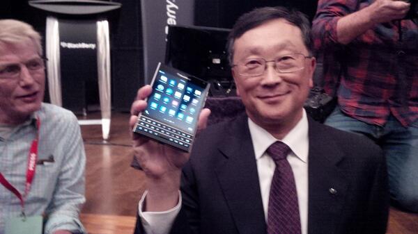 John Chen Ceo จาก Blackberry ออกมาโชว์สมาร์ทโฟนจอใหญ่ใหม่ล่าสุด