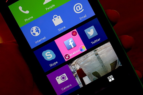 Nokia XL สุดเก๋ เปลี่ยนสี Tile ได้ตามใจ