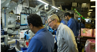 เเซวกันยกใหญ่ Tim Cook โพสภาพโรงงานผลิต Mac Pro เเต่ดันใช้ Windows!!