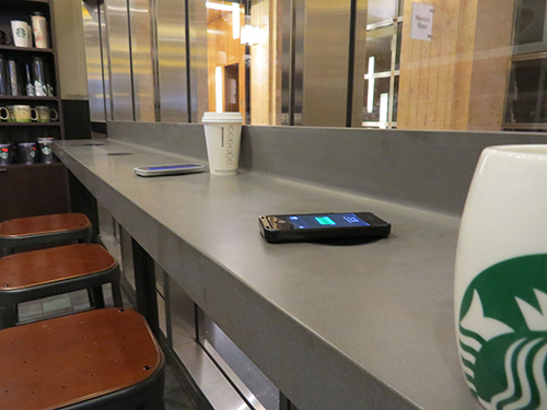 Starbucks เอาใจคนชอบเล่นสมาร์ทโฟน จับมือ Powermat ติดตั้งอุปกรณ์ชารจ์ไร้สายในร้าน