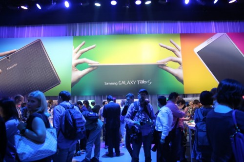 ลูกค้าโว้ย Galaxy Tab S 8.4 ร้อนจัดเพราะความบาง