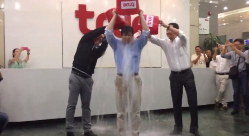 CEO True รับคำท้า #IceBucketChallengeTH จัดน้ำราดหัว บริจาค 1 ล้านบาทให้มูลนิธิ ALS