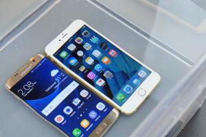 ทดสอบคุณสมบัติกันน้ำของ iPhone 6s และ Samsung Galaxy S7 edge ใครจะอยู่ใครจะไป มาดูกัน!