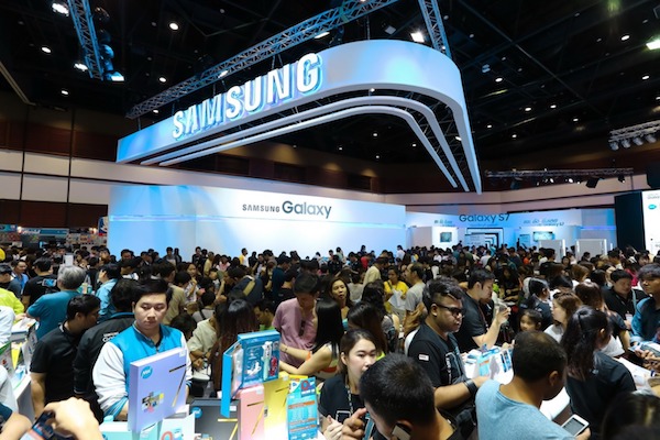 คนไทยยังคงเชื่อมั่น Samsung คนทะลักบูธ ยอดขายพุ่ง 43% เทียบกับ Mobile Expo