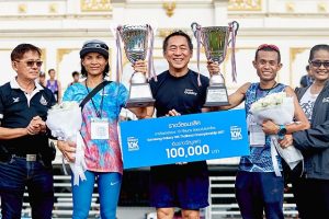 Samsung มอบถ้วยรางวัลแก่สุดยอดนักวิ่งจากงาน “Samsung Galaxy 10K Thailand Championship 2017”