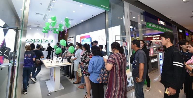 กระแสดีไม่มีตก! OPPO F9 เปิดขายวันแรกแล้วที่ OPPO Brand Shop คนแห่รับเครื่องเพียบหลังทุบสถิติยอดจองสูงสุดเป็นประวัติการณ์