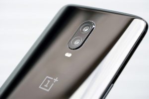 หลุดภาพเครื่องจริง!! OnePlus 6T ว่าที่สมาร์ทโฟนรุ่นใหม่ ใช้ดีไซน์ Waterdrop Design ไร้ขอบเกือบ 100% พร้อมเทคโนโลยีสแกนนิ้วบนหน้าจอ